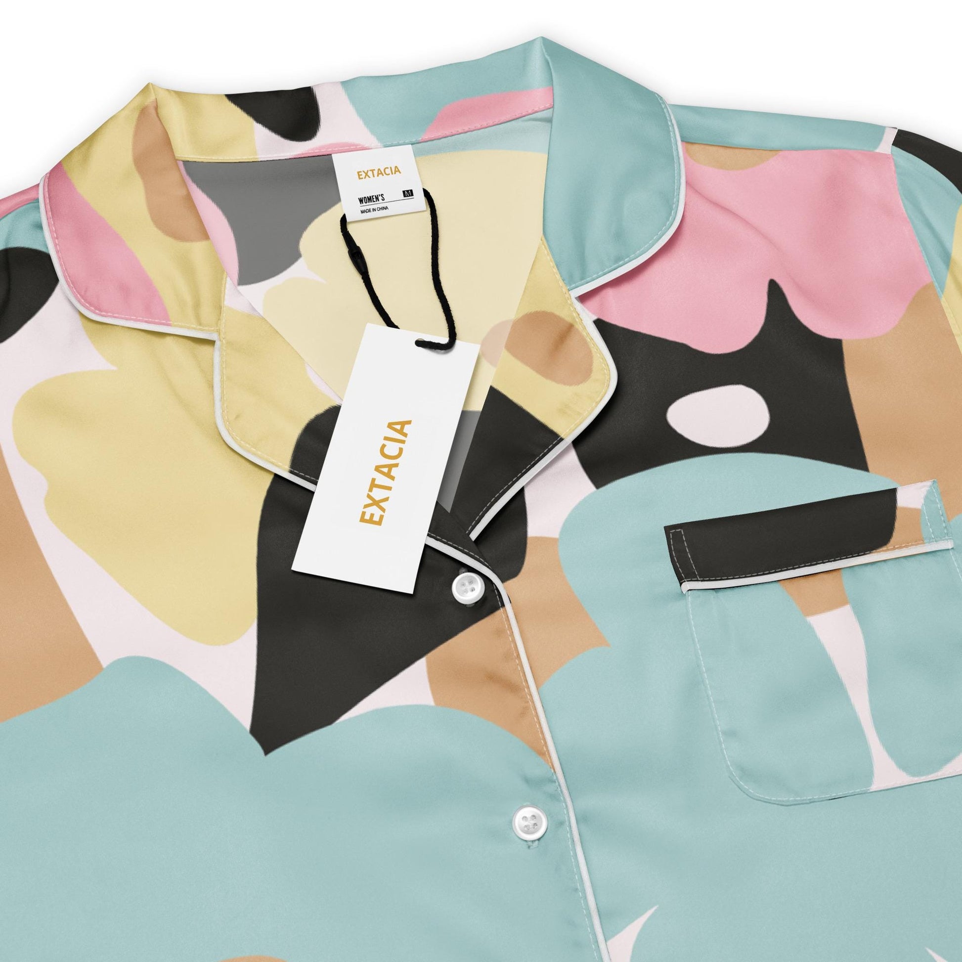 Gros plan col/ourlets, chemisier - manches longues - fleuri, pastel - porté à la maison – détente & homewear - minimaliste