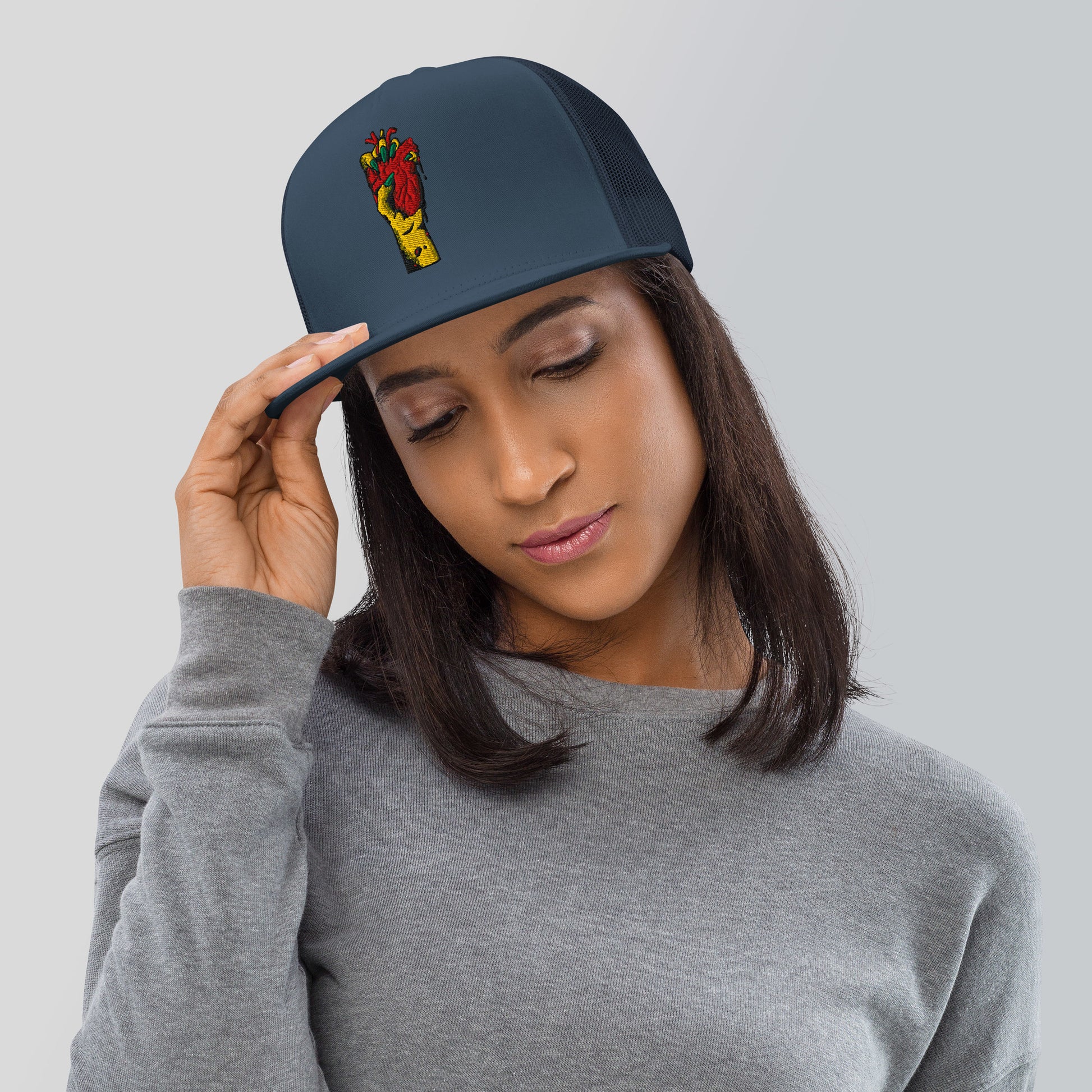 Casquette trucker portée en ville – style minimaliste - bleu marine motif brode coeur deja pris