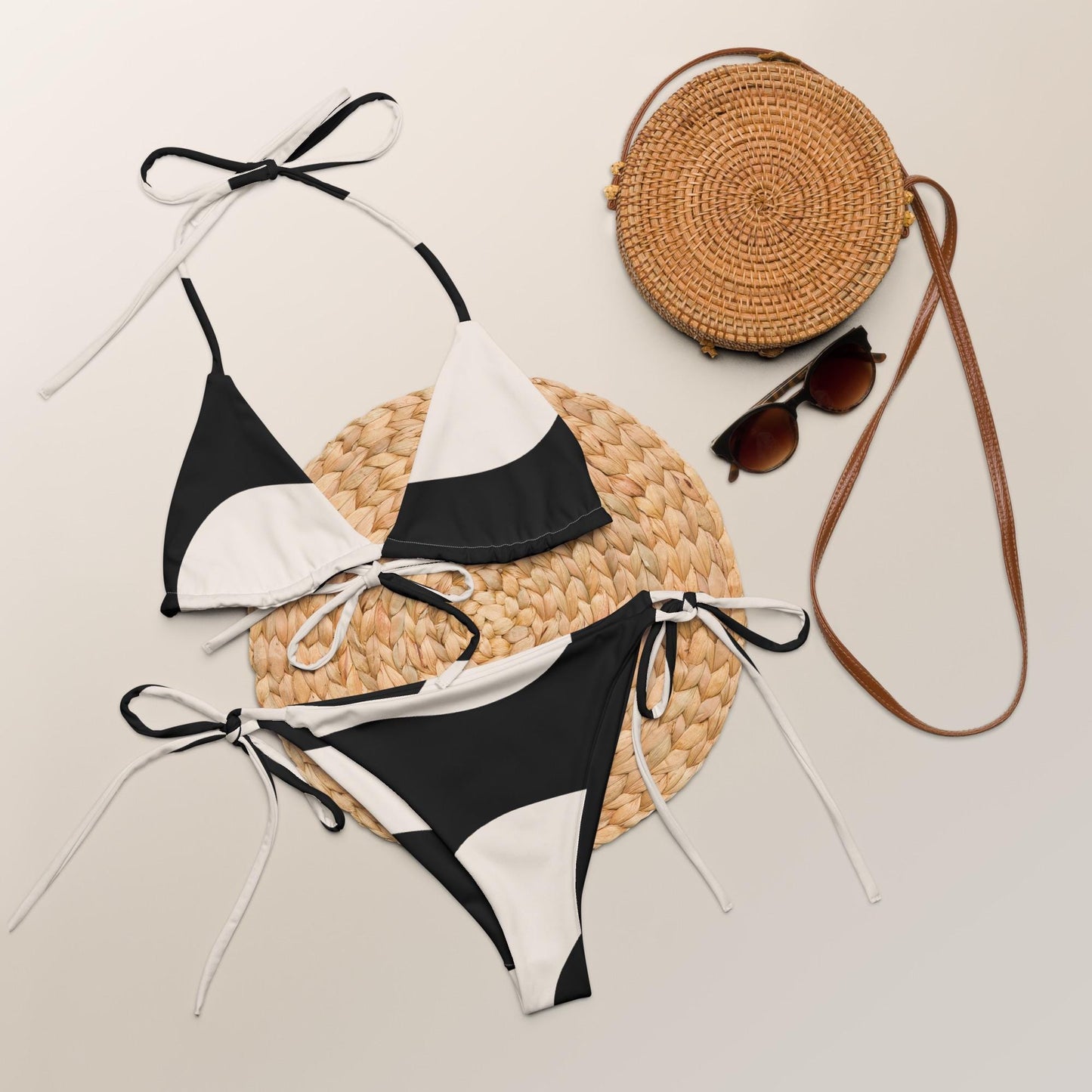 Gros plan bords et coutures, bikini beige et noir , style graphique, minimaliste
