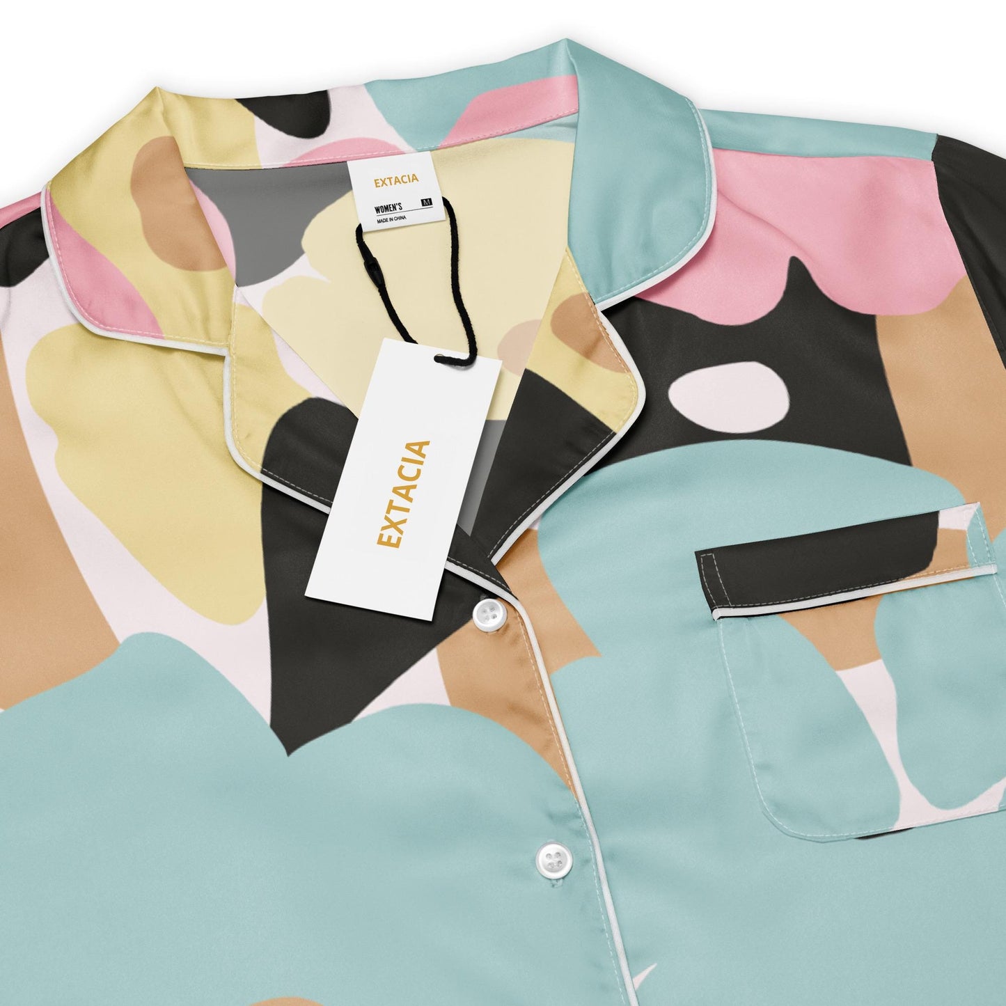 Gros plan col/ourlets, chemisier - manches courtes - fleuri, pastel - porté à la maison – détente & homewear - minimaliste