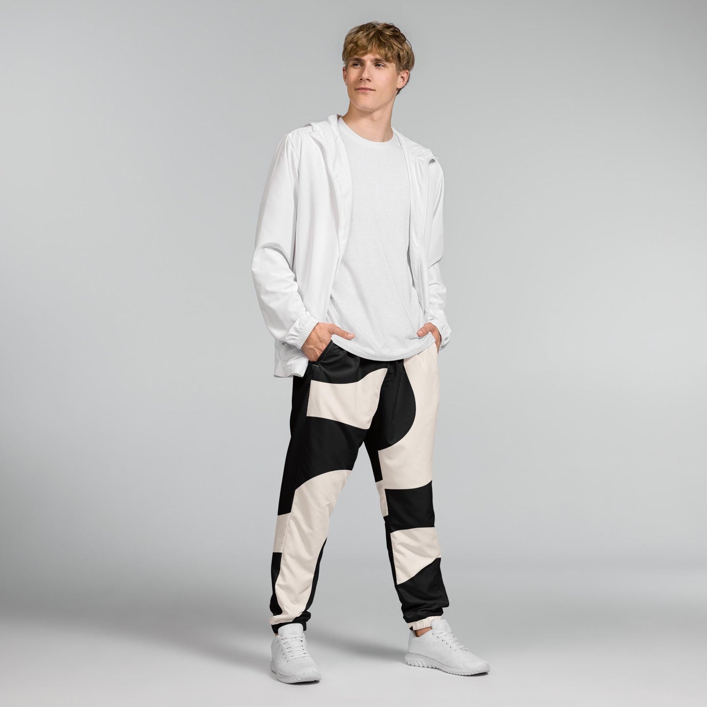 Jogger homme – vue de profil, tombé et aisance de mouvement -beige et noir - imprimé graphique minimaliste