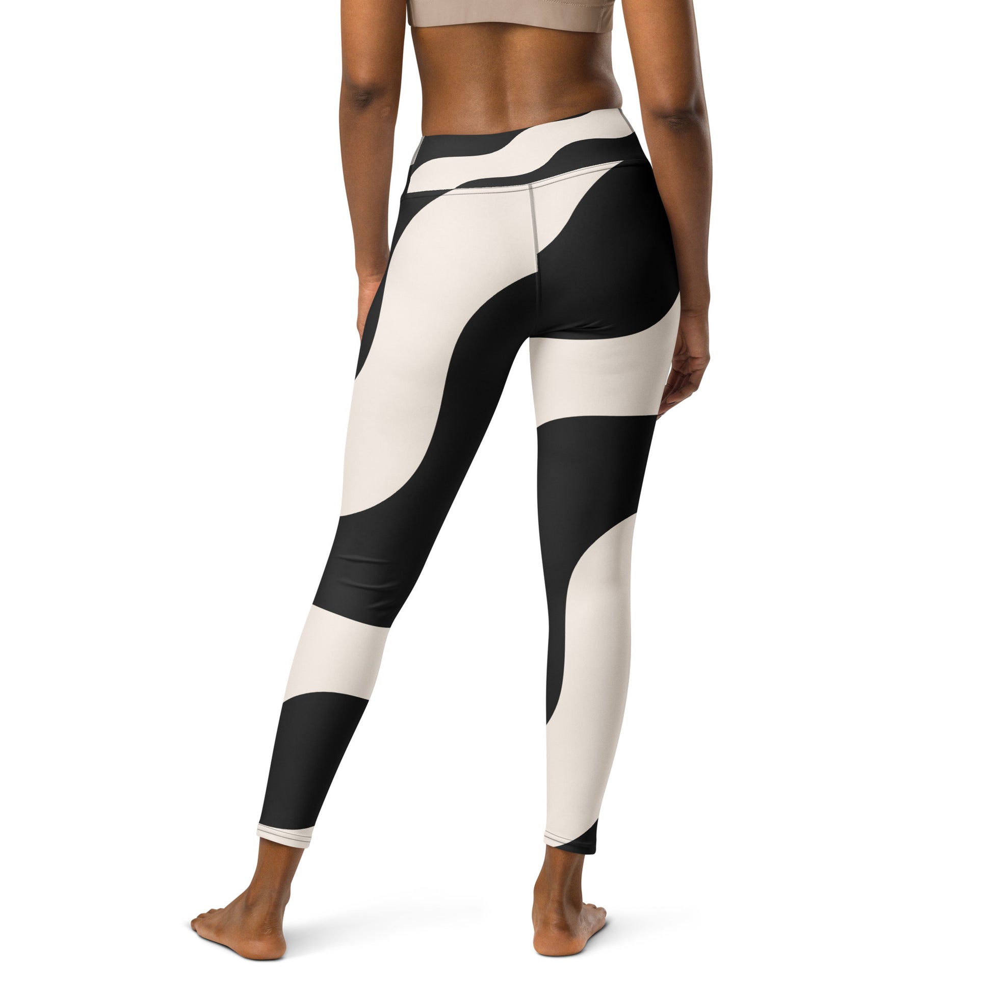Legging de yoga femme beige et noir à ondulations - imprimé graphique minimaliste – vue de dos, finitions propres