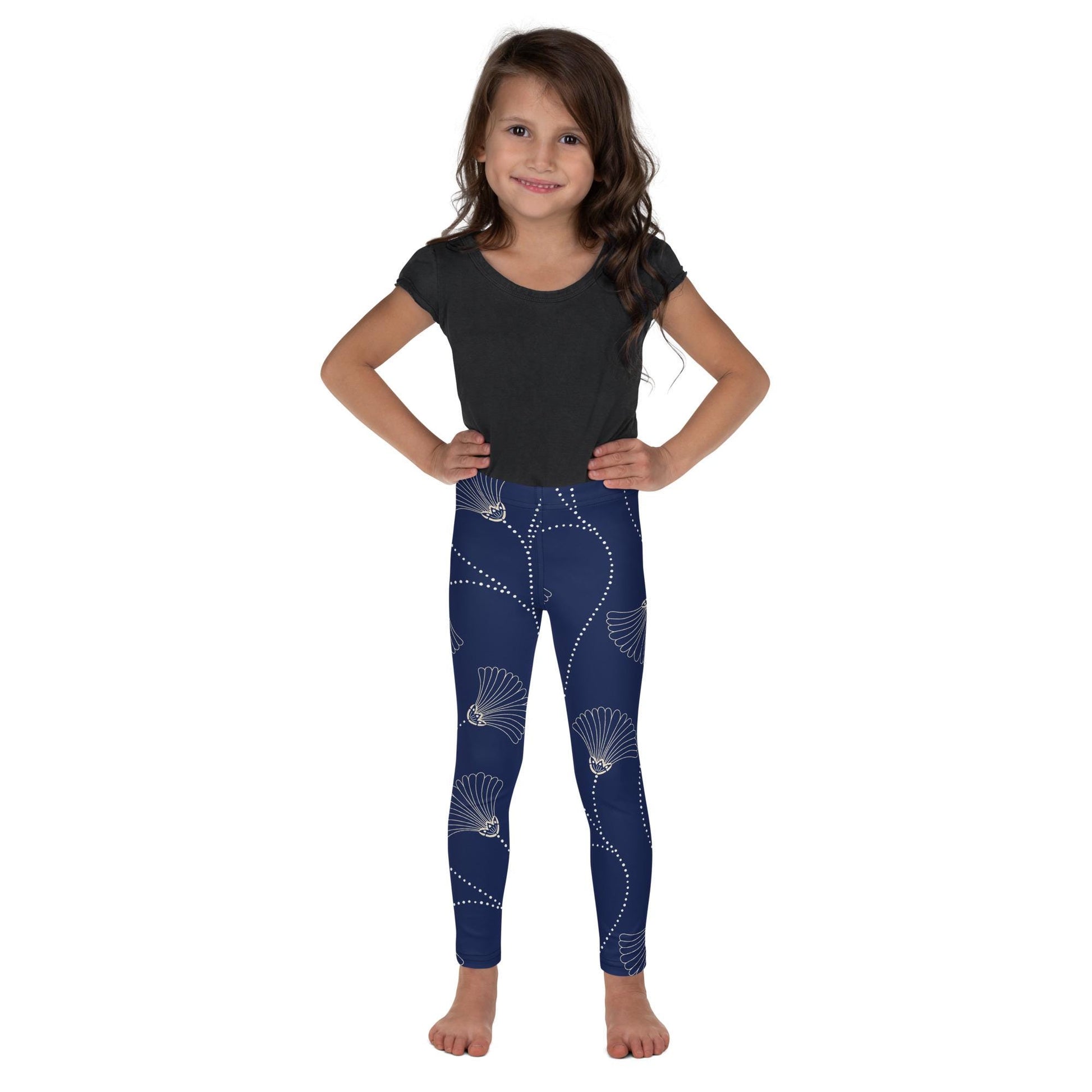 Leggings petite fille portés  – vue de face, tissu doux et extensible  - bleu fleuri - motif gymnaste danseuse