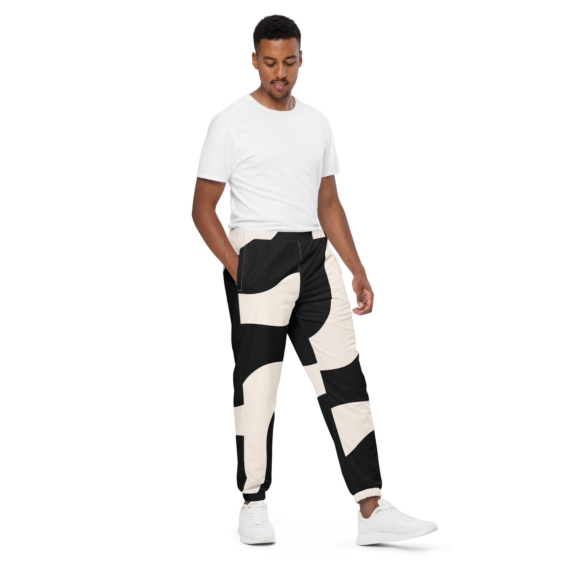 Pantalon homme – vue de dos, finitions et bas resserrés - pantalon homme - beige et noir - imprimé graphique minimaliste
