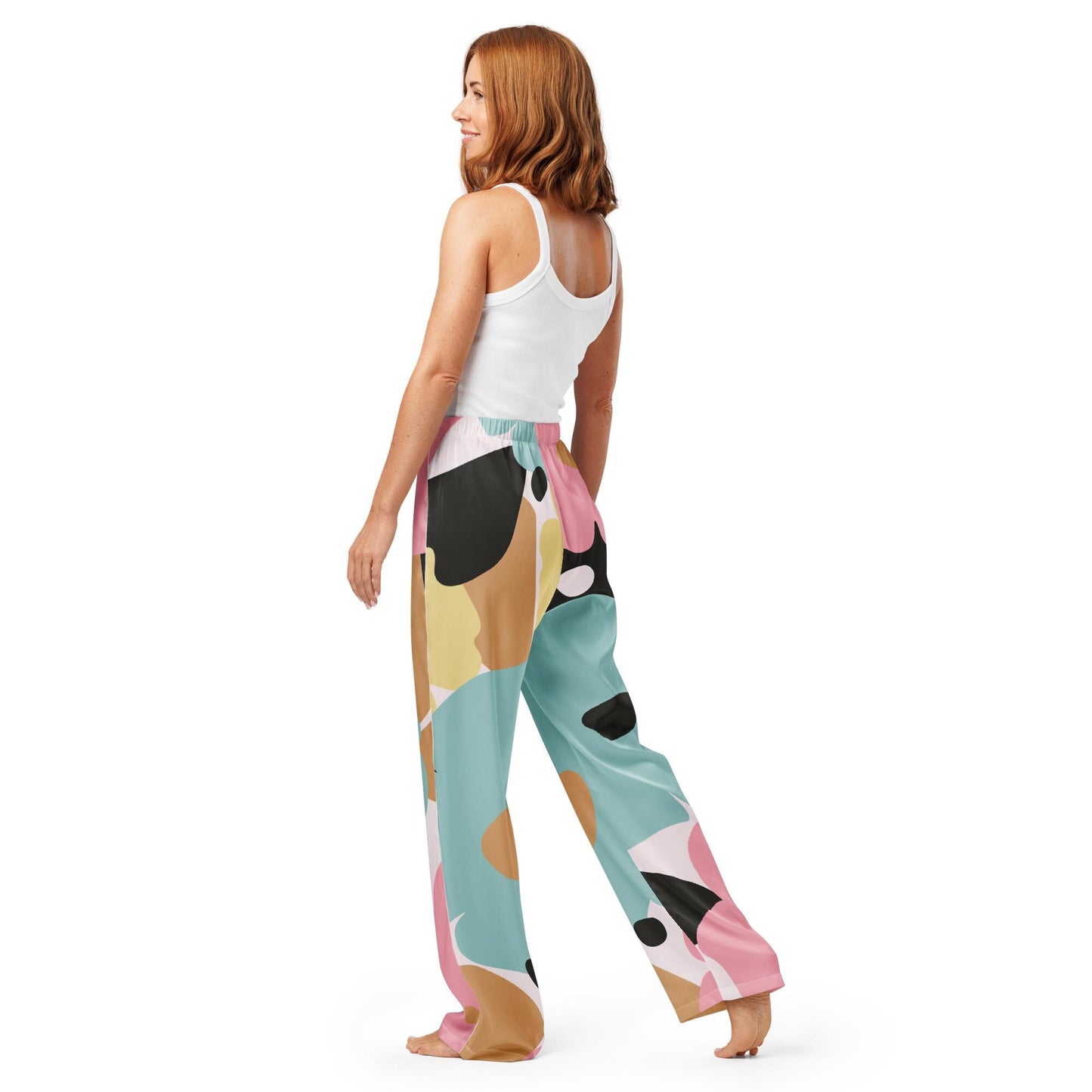 Pantalon – vue de profil, tombé et aisance de mouvement - fleuri, pastel, minimaliste