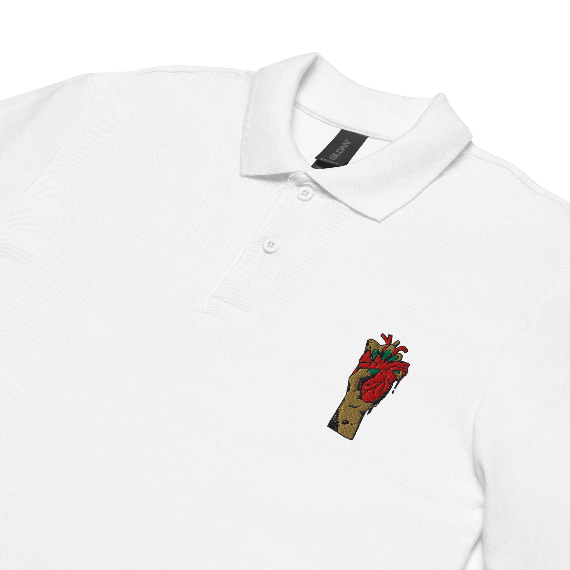 Polo femme – Gros plan broderie et maille piquée, finitions - motif brodé - coeur deja pris - blanc