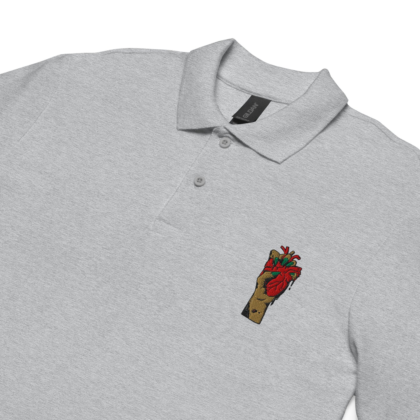 Polo femme – Gros plan broderie et maille piquée, finitions - motif brodé - coeur deja pris - gris