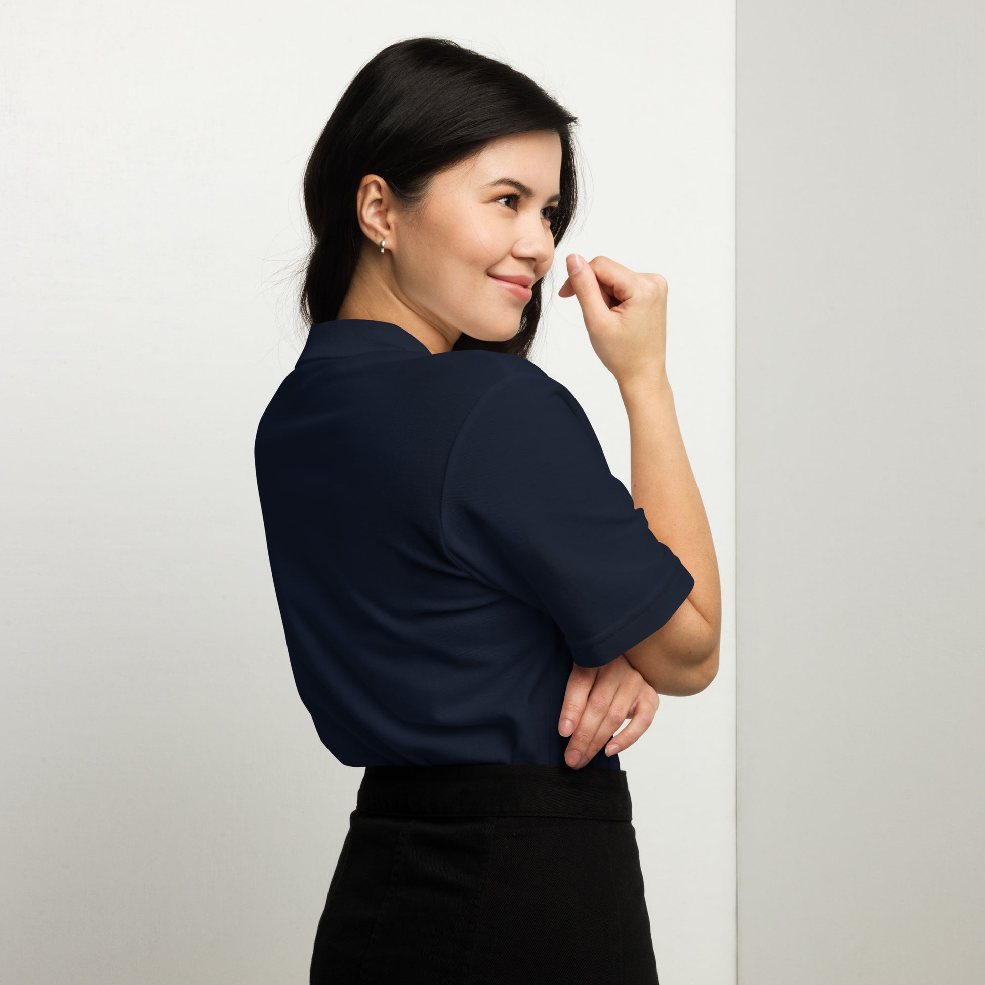 Polo femme – vue de profil, col côtelé et patte de boutonnage motif brodé - coeur deja pris - bleu marine