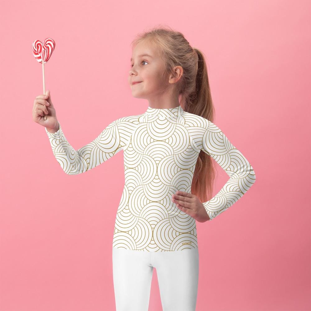 Rash guard petite fille – blanc et or graphique minimaliste - vue de face, compression légère