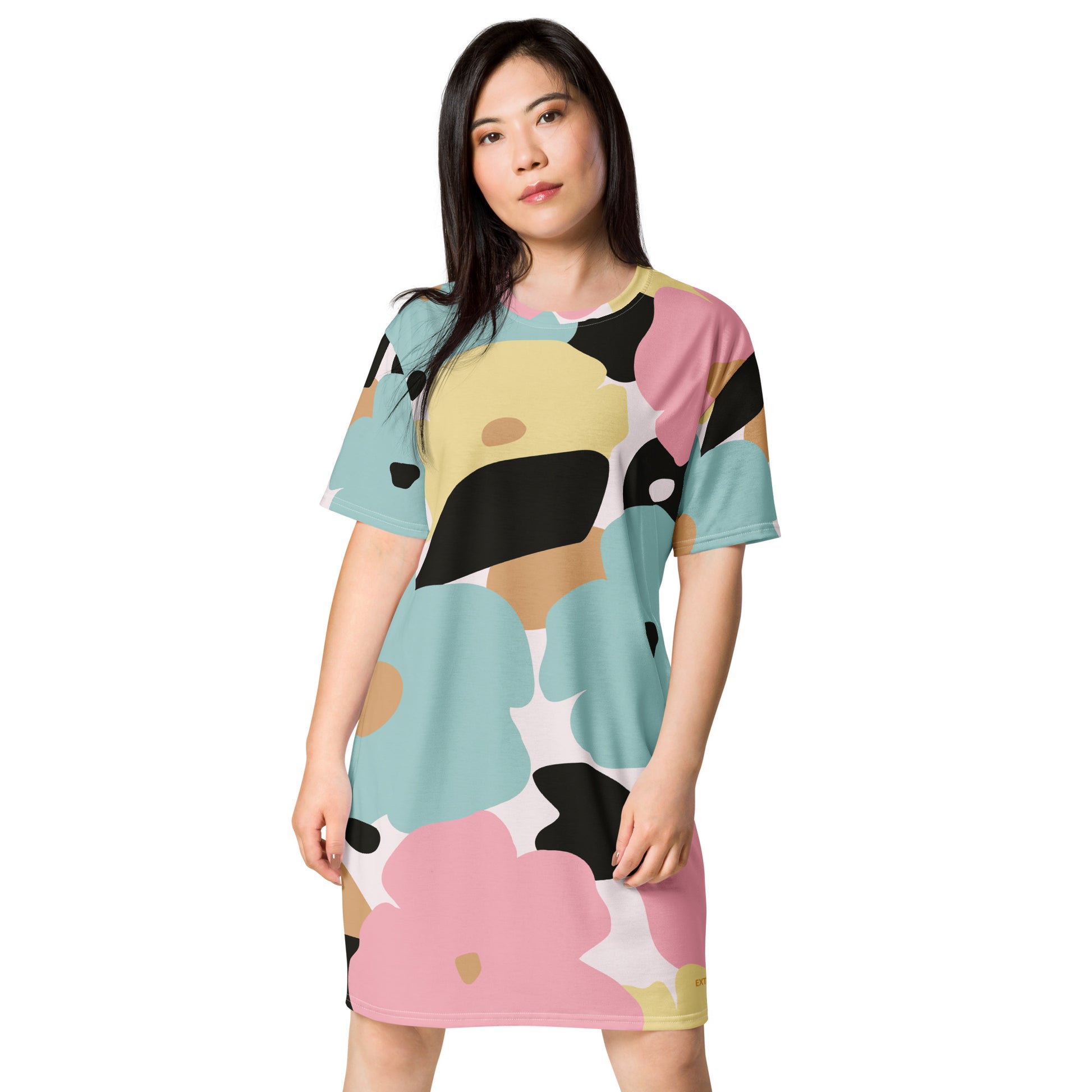 Robe t-shirt femme fleuri, pastel nature minimaliste - polyester recyclé – vue de face, coupe droite et fluide