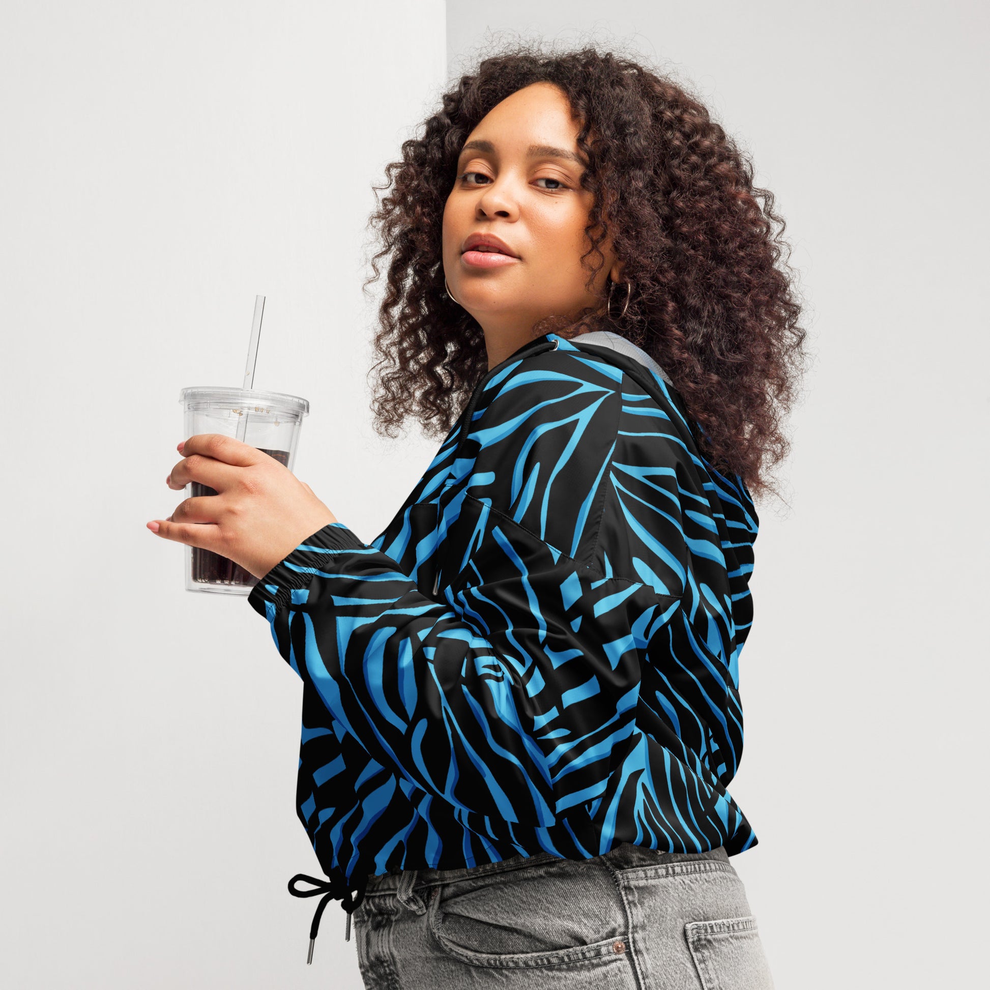 Veste coupe-vent femme bleu et noir, portée en look urbain, style crop top