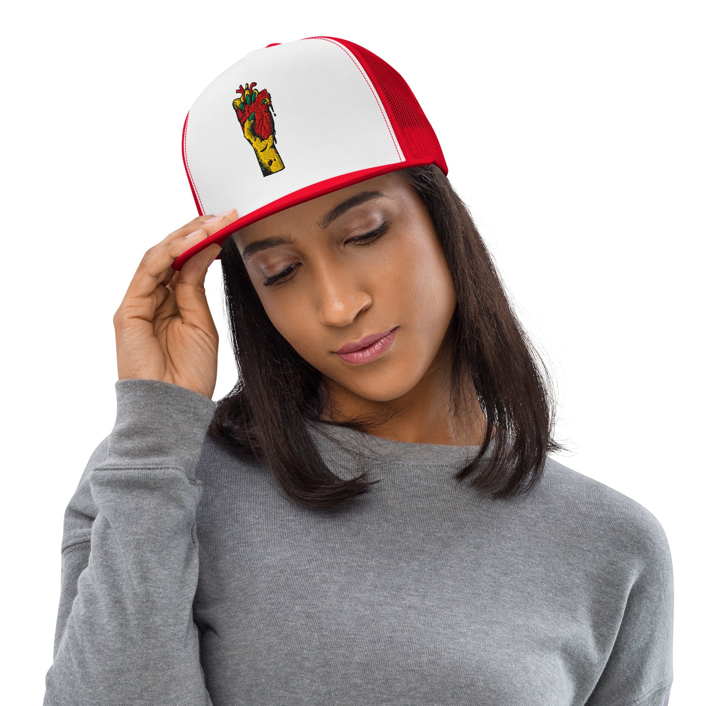 Casquette trucker portée en ville – style minimaliste - rouge blanc rouge  motif brode coeur deja pris