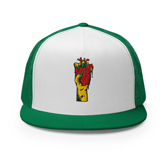 Casquette trucker unisexe – vue de face, visière courbée  - vert blanc vert motif brode coeur deja pris
