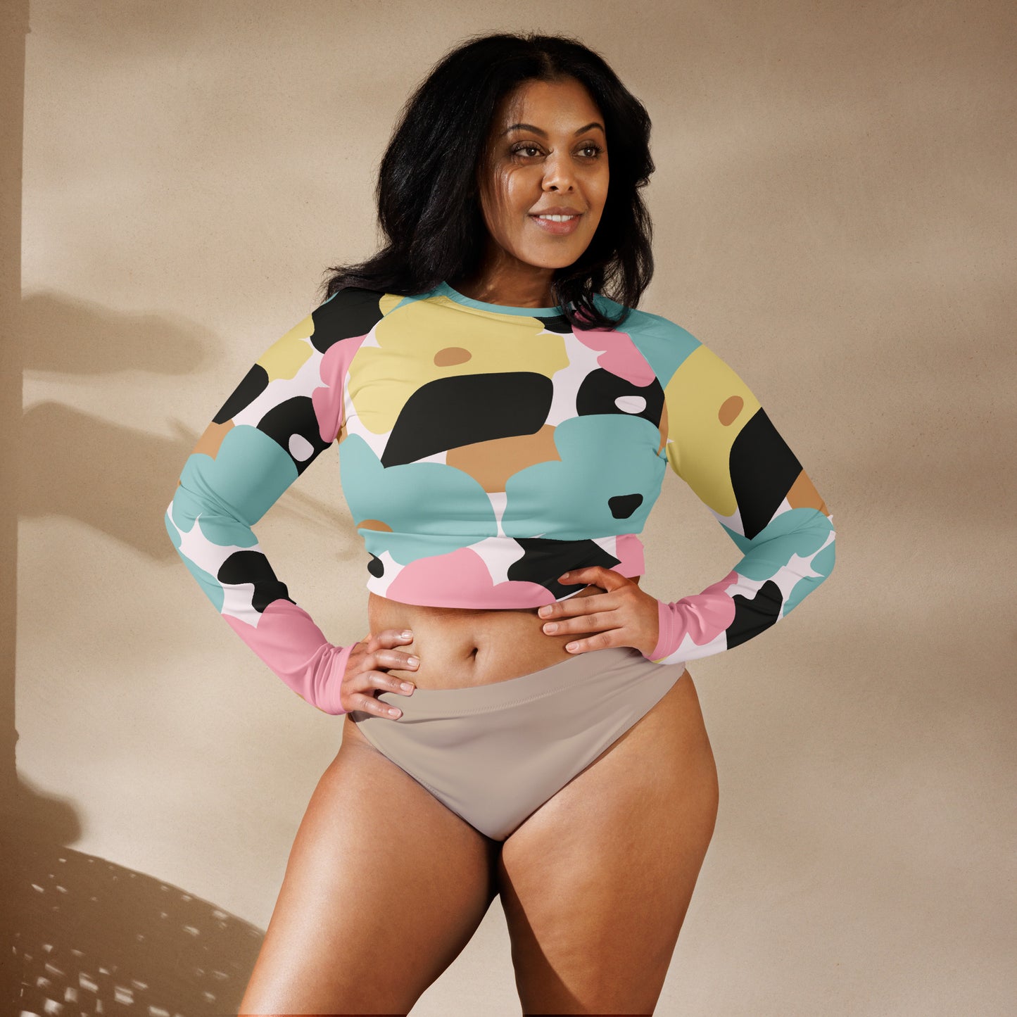 Femme portant crop top manches longues en polyester recyclé – style urbain sport détente ExtaciaFrance