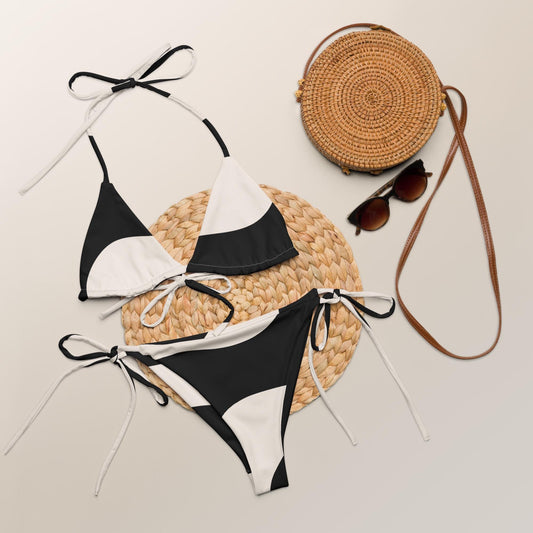Gros plan bords et coutures, bikini beige et noir , style graphique, minimaliste