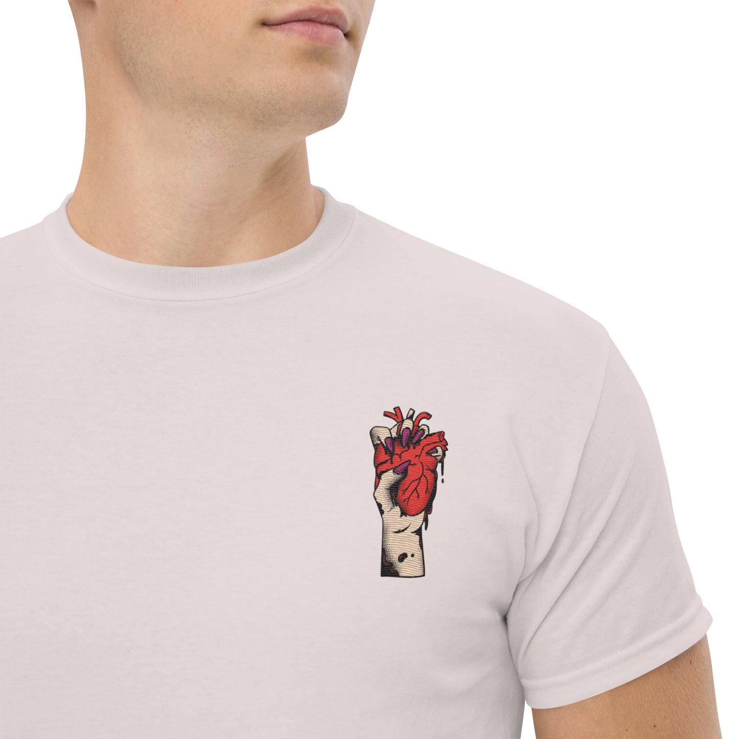 Gros plan broderie et maille coton, rendu net -homme - natural - coeur déjà pris