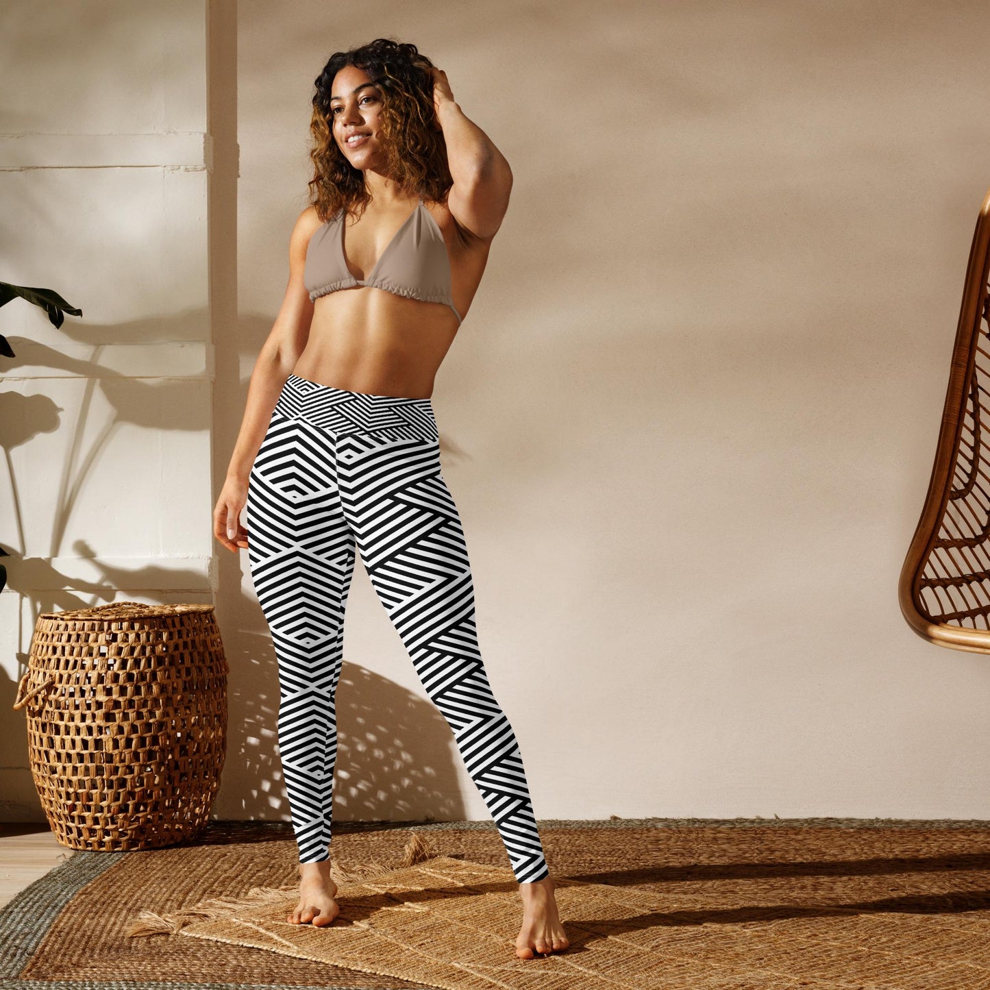 Legging de yoga femme blanc et noir à rayures - imprimé graphique minimaliste – vue de face, taille haute et coupe près du corps