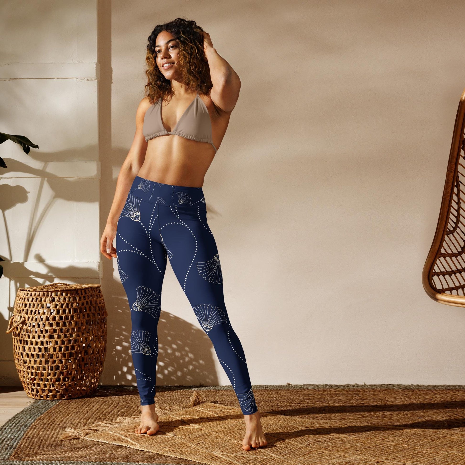 Legging de yoga femme bleu fleuri - imprimé minimaliste – vue de face, taille haute et coupe près du corps
