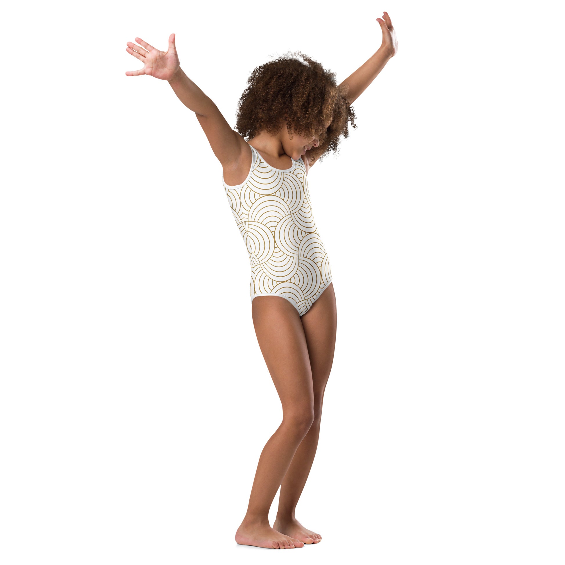 Maillot de bain enfant - blanc et or à spirales, graphique, minimaliste – vue de profil, aisance en mouvement