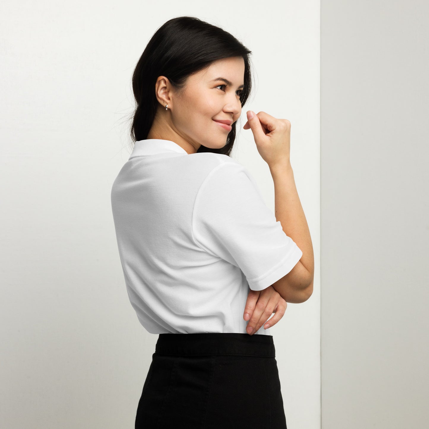 Polo femme – vue de profil, col côtelé et patte de boutonnage motif brodé - coeur deja pris - blanc