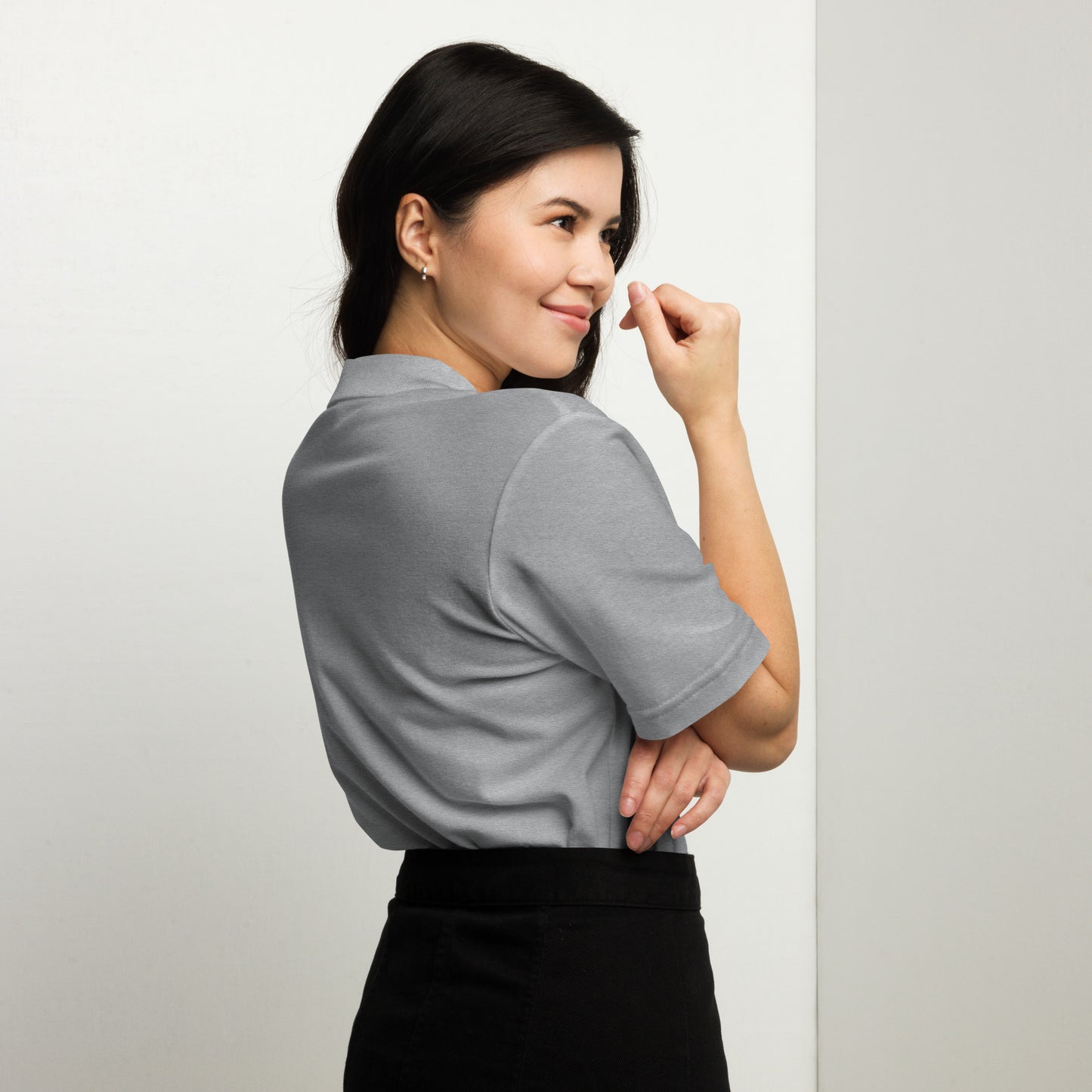 Polo femme – vue de profil, col côtelé et patte de boutonnage motif brodé - coeur deja pris - gris