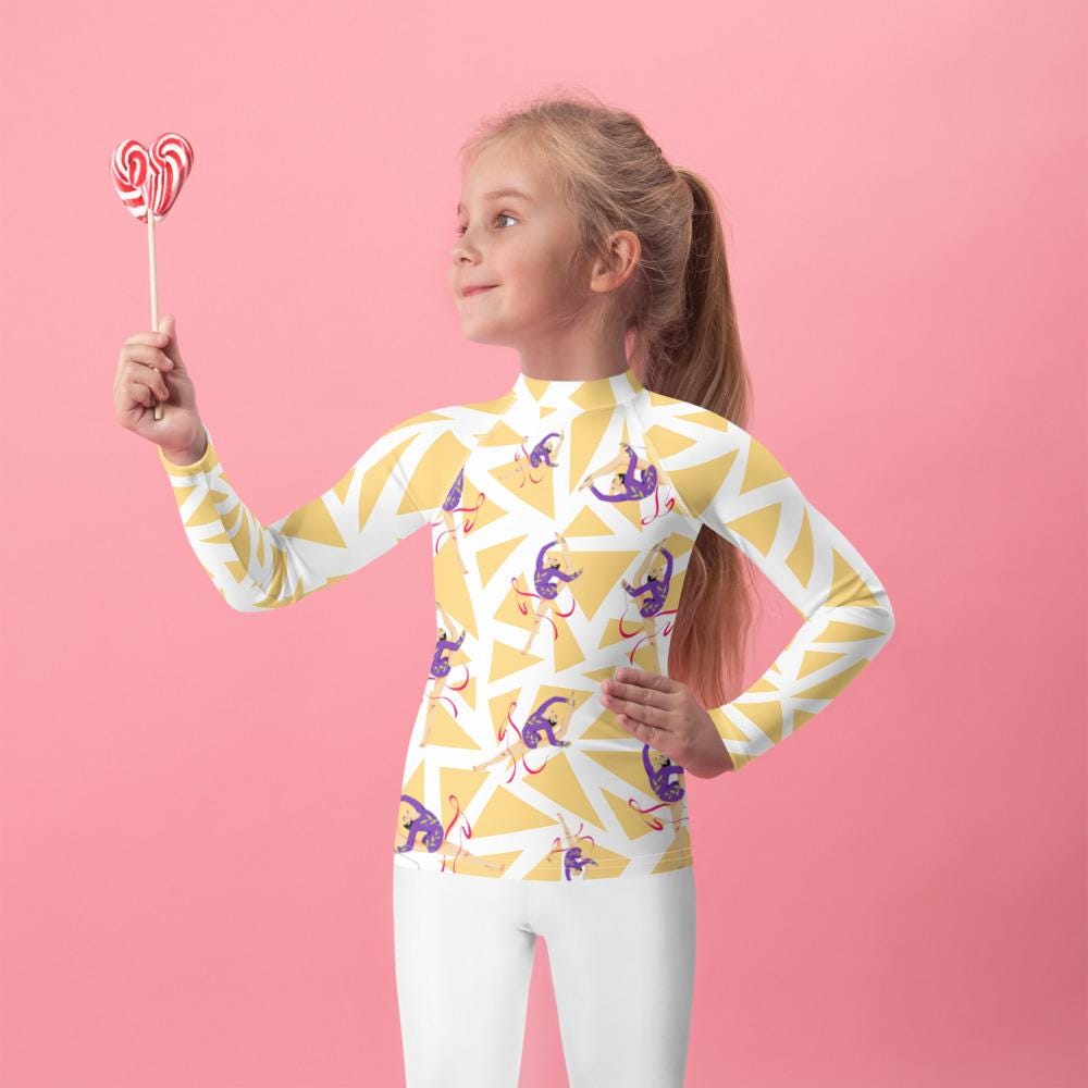 Rash guard petite fille – blanc et jaune graphique, motif gymnaste danseuse - vue de face, compression légère