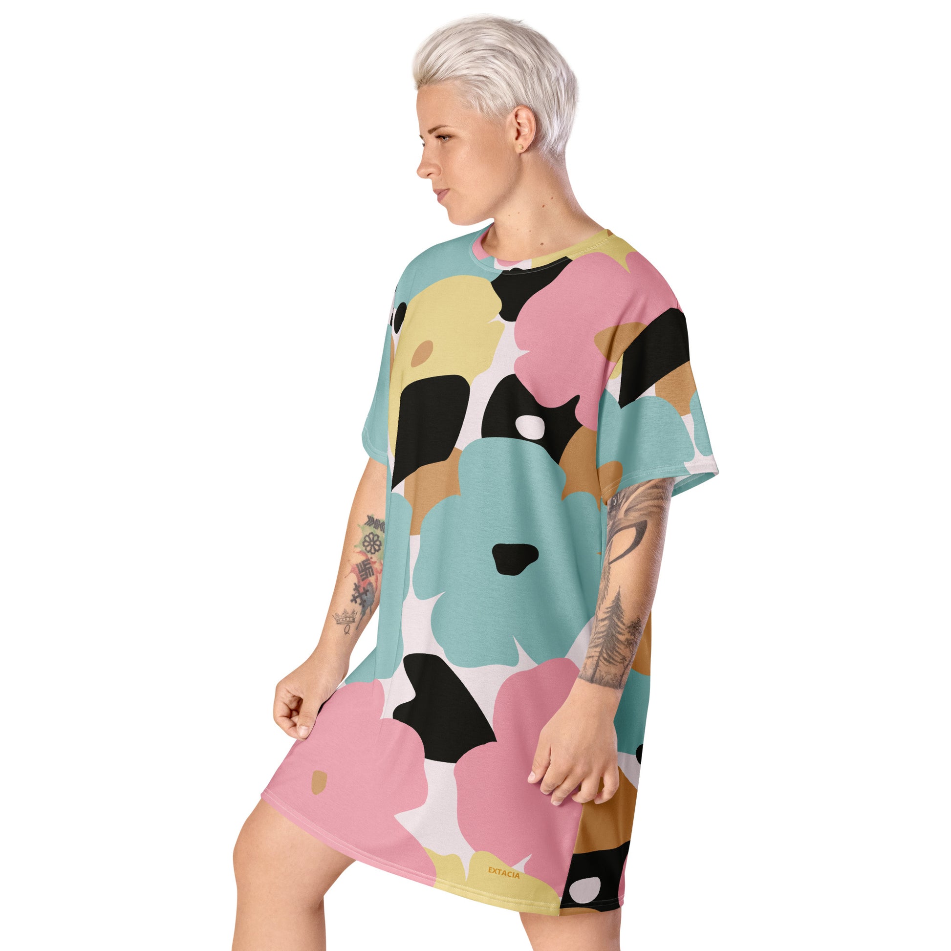 Robe t-shirt femme fleuri, pastel nature minimaliste - polyester recyclé – 	Femme portant la robe t-shirt urbaine – look moderne et décontracté