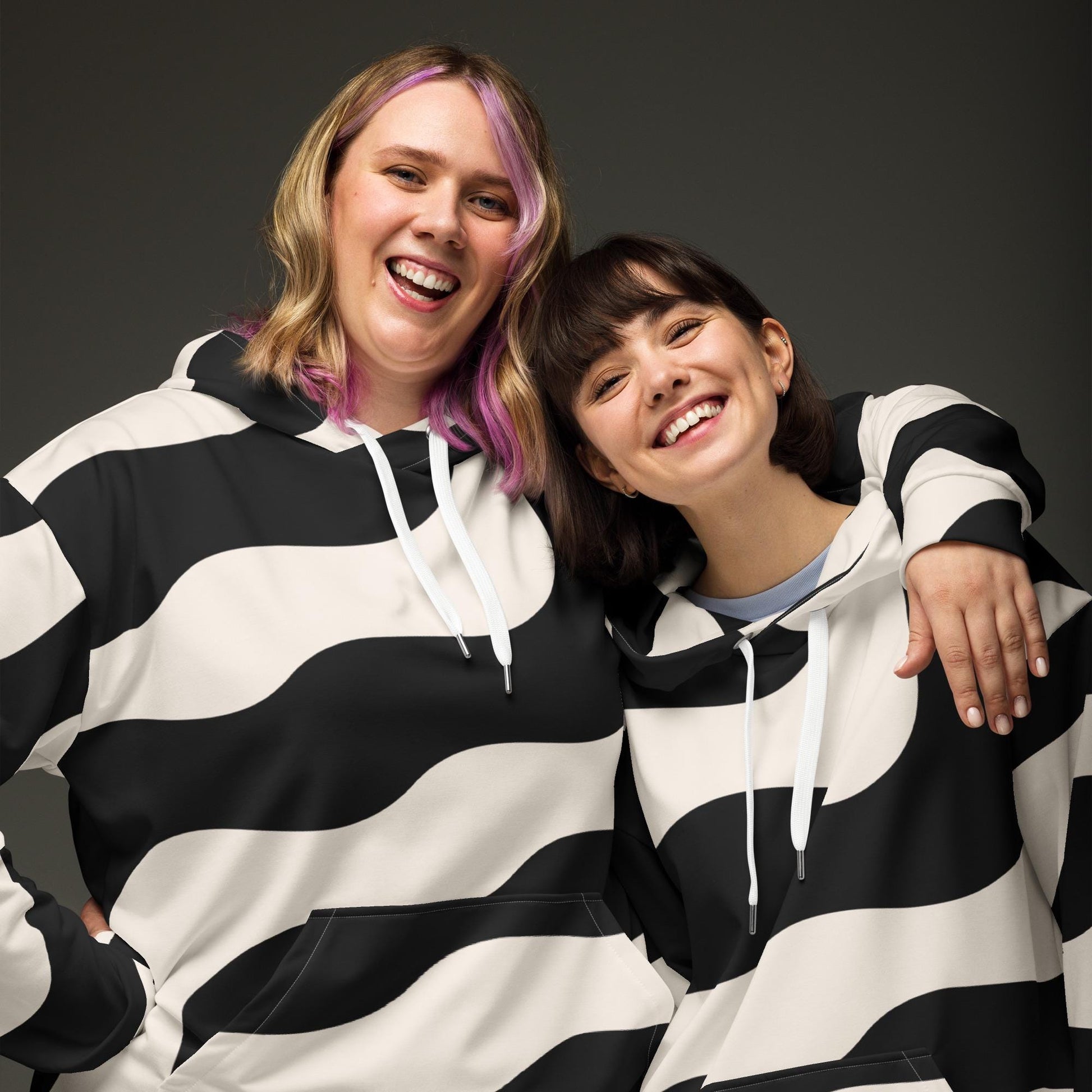 Sweat porté femme – look épuré - beige et noir - graphique minimaliste