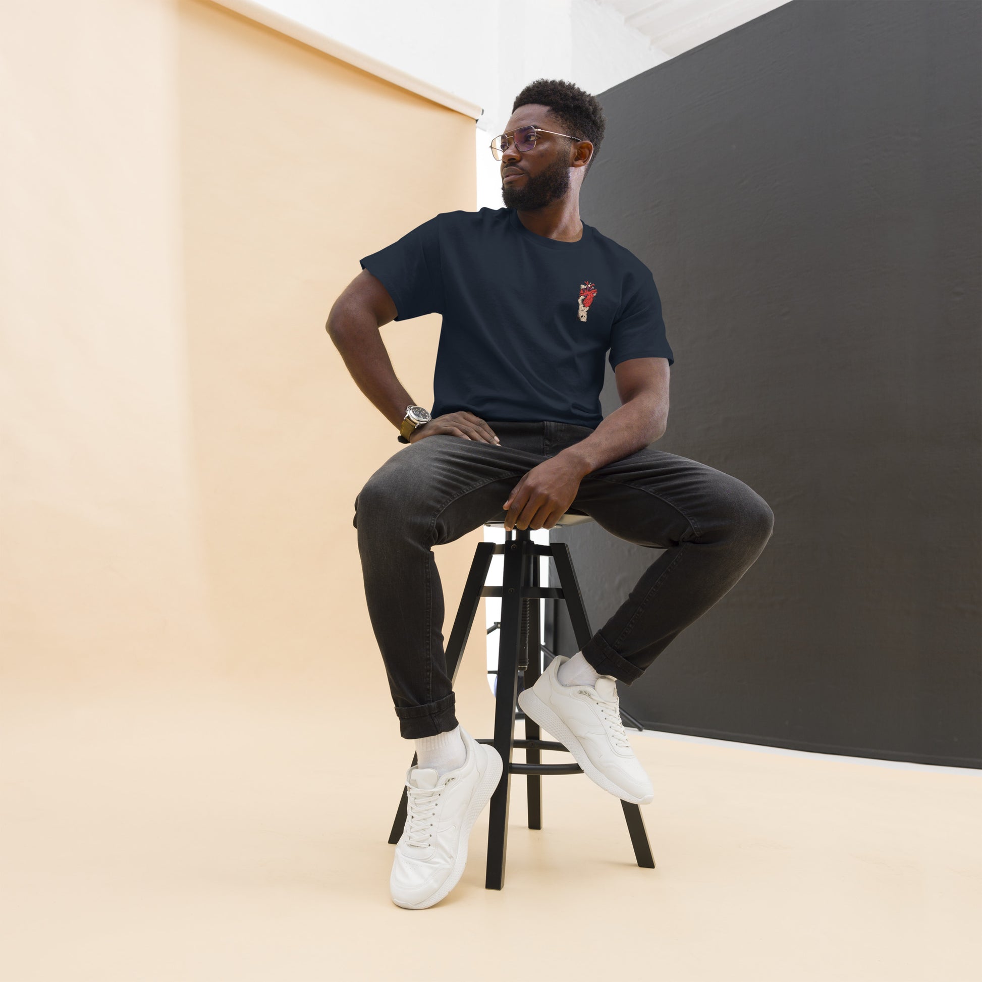 T-shirt porté – look urbain/casual, homme - bleu marine - coeur déjà pris